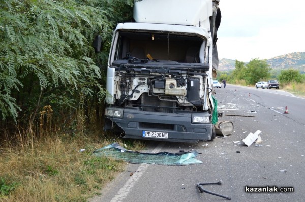 Челна катастрофа на два камиона по пътя за Стара Загора