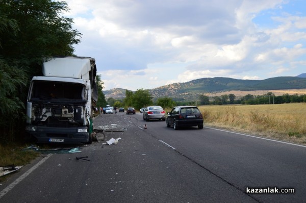 Челна катастрофа на два камиона по пътя за Стара Загора
