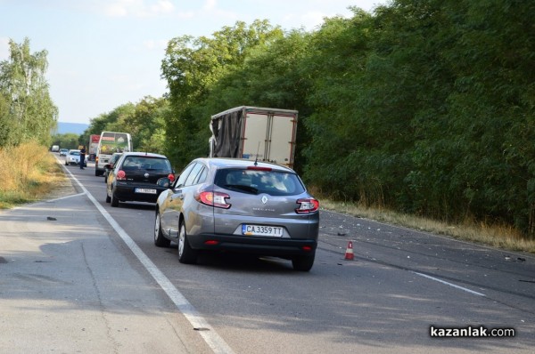 Челна катастрофа на два камиона по пътя за Стара Загора