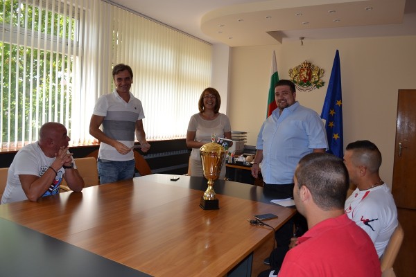 ФК„Розова долина“ лично покани Кмета на историческия мач с „Черно море“