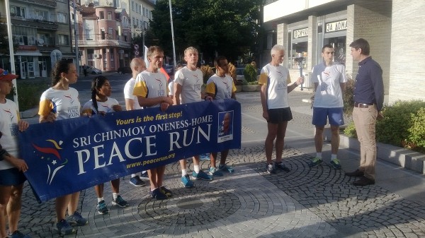 Факелът на Световния пробег за мир премина през Казанлък