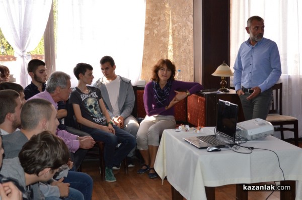 Ученици от ПГ „Иван Хаджиенов“ са впечатлили преподаватели в Дрезден с точност и познания