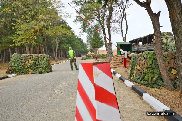 С демонстрация на военни и полицаи започна празника на 61-ва Механизирана бригада /видео/