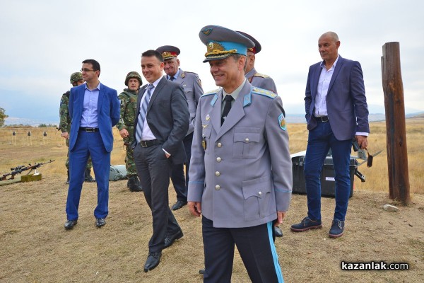 С демонстрация на военни и полицаи започна празника на 61-ва Механизирана бригада /видео/