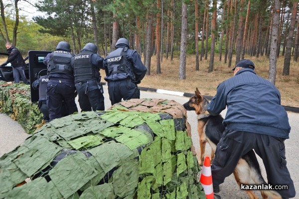 С демонстрация на военни и полицаи започна празника на 61-ва Механизирана бригада /видео/