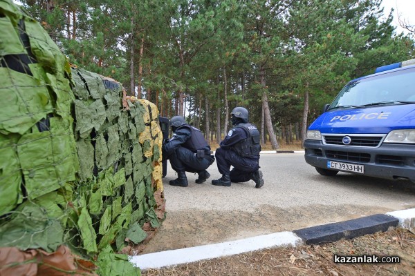 С демонстрация на военни и полицаи започна празника на 61-ва Механизирана бригада /видео/