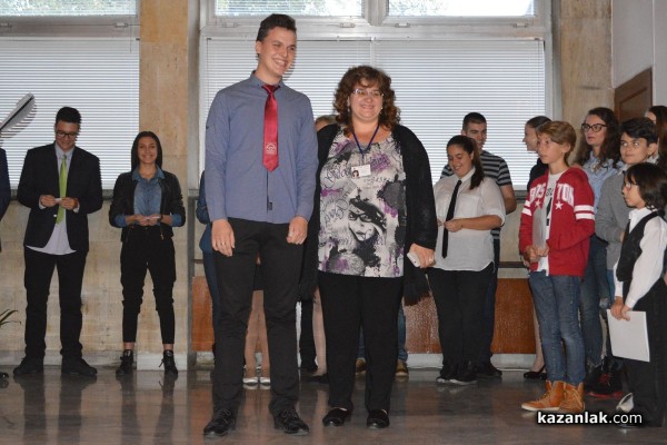 Ученичка от ПГ по транспорт стана кмет на Казанлък /видео/