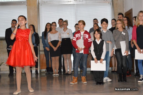 Ученичка от ПГ по транспорт стана кмет на Казанлък /видео/