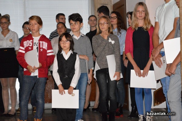 Ученичка от ПГ по транспорт стана кмет на Казанлък /видео/