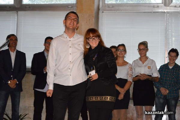 Ученичка от ПГ по транспорт стана кмет на Казанлък /видео/