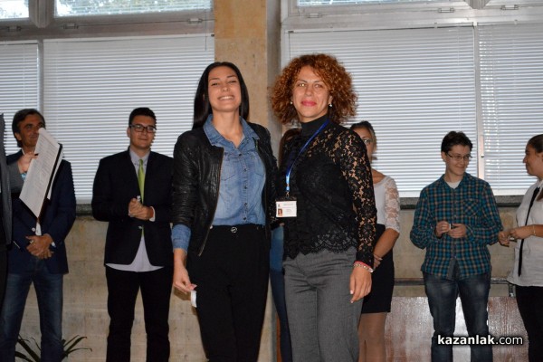 Ученичка от ПГ по транспорт стана кмет на Казанлък /видео/