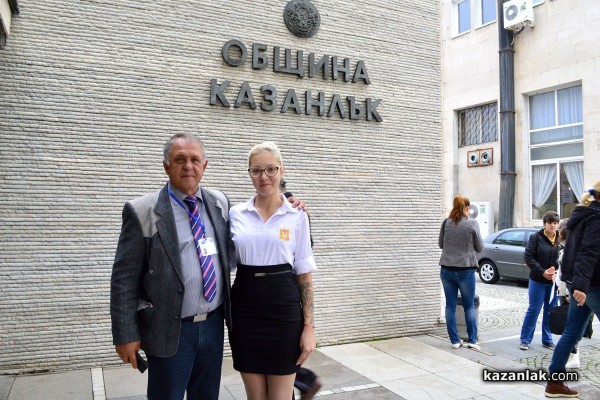 Ученичка от ПГ по транспорт стана кмет на Казанлък /видео/