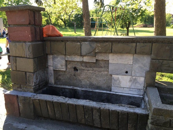 Младежите от ГЕРБ Казанлък реновираха чешма в Черганово