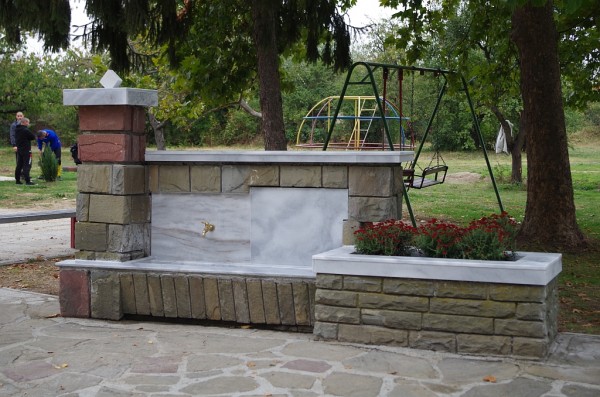 Младежите от ГЕРБ Казанлък реновираха чешма в Черганово