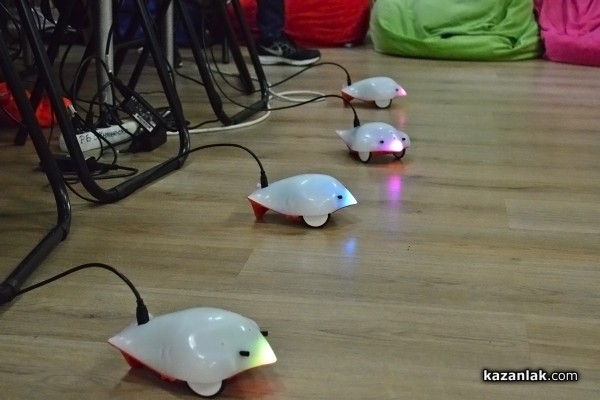 Деца от Казанлък управляваха робота Финч