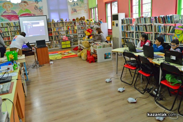 Деца от Казанлък управляваха робота Финч