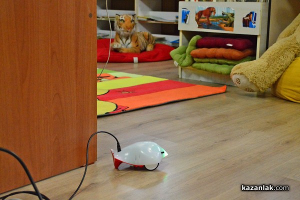 Деца от Казанлък управляваха робота Финч