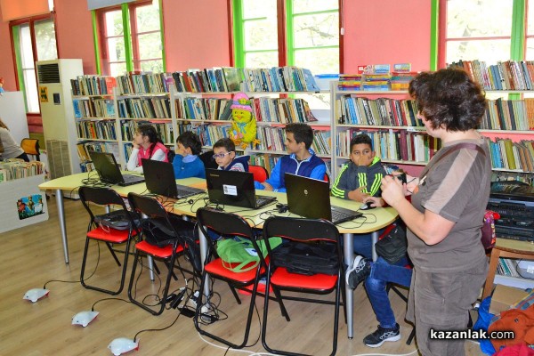 Деца от Казанлък управляваха робота Финч