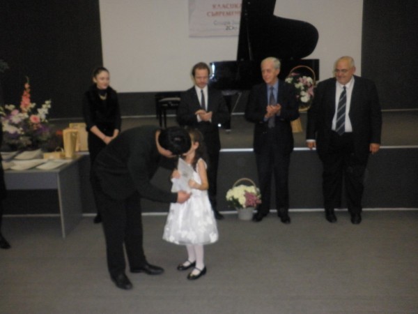 6-годишно момиче от Казанлък с две награди от Международен конкурс по пиано