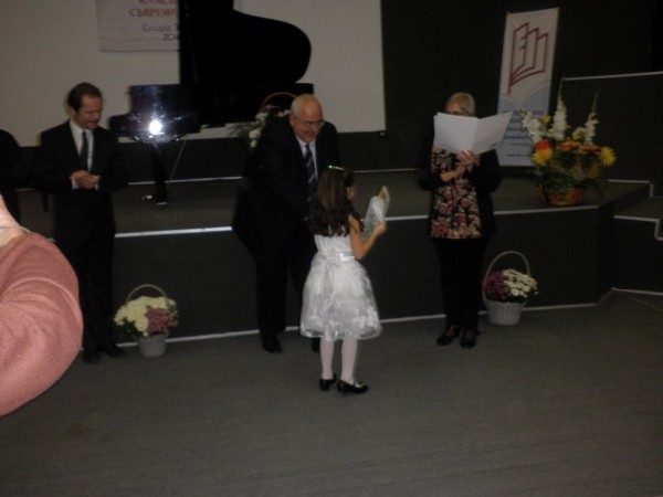 6-годишно момиче от Казанлък с две награди от Международен конкурс по пиано