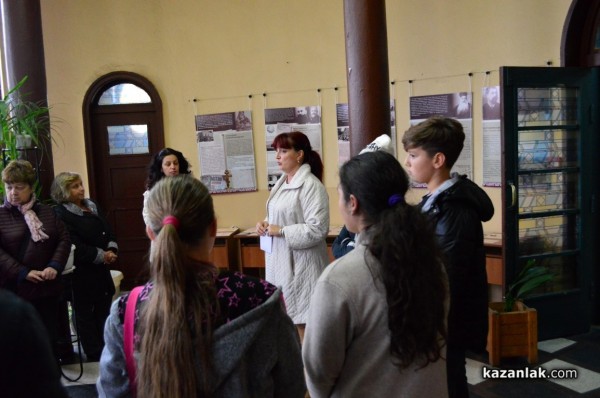 В Библиотеката откриха изложба  представяща будителите от Казанлък