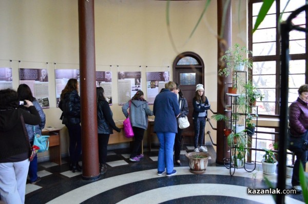 В Библиотеката откриха изложба  представяща будителите от Казанлък