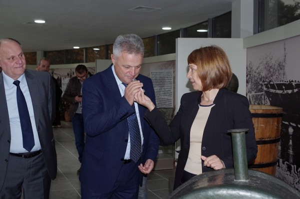 Цецка Цачева в Казанлък: Ще настоявам да има равни условия за едрия и средния бизнес