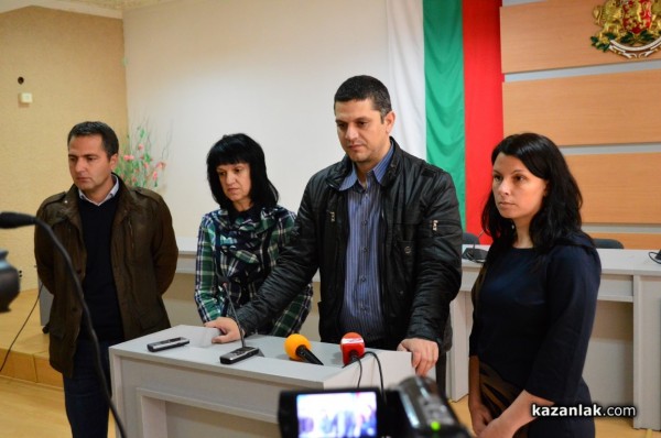 Съветниците на ГЕРБ и БСП един срещу друг на заседание на Общинския съвет и след него /видео/