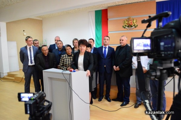 Съветниците на ГЕРБ и БСП един срещу друг на заседание на Общинския съвет и след него /видео/