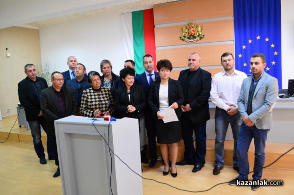 Съветниците на ГЕРБ и БСП един срещу друг на заседание на Общинския съвет и след него /видео/