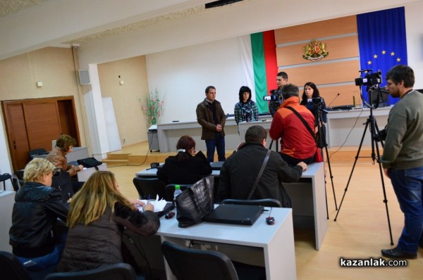 Съветниците на ГЕРБ и БСП един срещу друг на заседание на Общинския съвет и след него /видео/