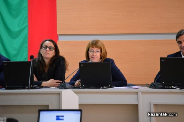 Съветниците на ГЕРБ и БСП един срещу друг на заседание на Общинския съвет и след него /видео/