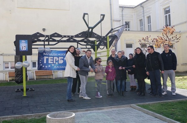 МГЕРБ подари нов комбиниран уред за стрийт фитнес на казанлъчани