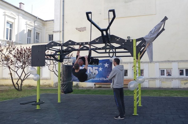 МГЕРБ подари нов комбиниран уред за стрийт фитнес на казанлъчани