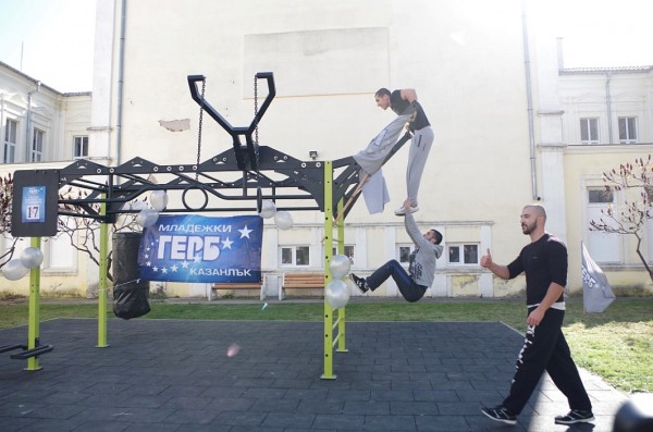 МГЕРБ подари нов комбиниран уред за стрийт фитнес на казанлъчани