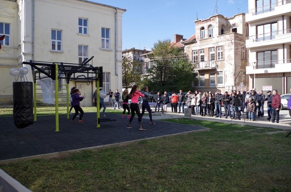 МГЕРБ подари нов комбиниран уред за стрийт фитнес на казанлъчани