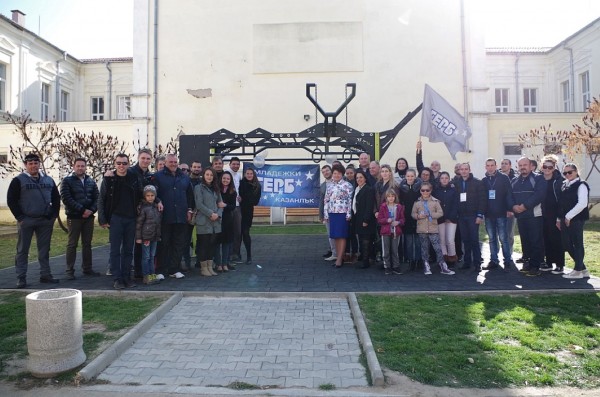 МГЕРБ подари нов комбиниран уред за стрийт фитнес на казанлъчани