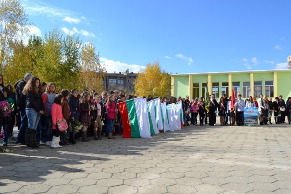 Кметът на Общината поздрави учениците на ОУ „Свети Паисий Хилендарски“ за празника