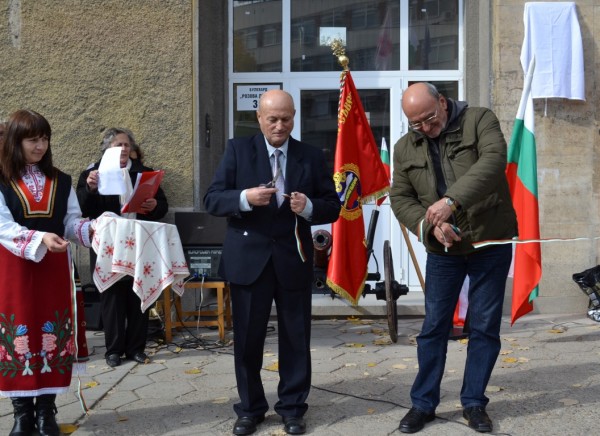 Кметът на Общината положи цветя на новата паметна плоча на Стефан Почеков