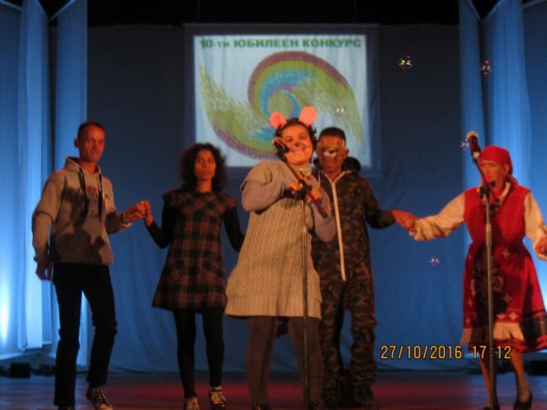 Младежи от защитеното жилище в Овощник с награди от конкурс за красиви надежди