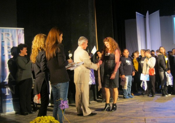 Младежи от защитеното жилище в Овощник с награди от конкурс за красиви надежди