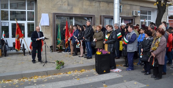 Кметът на Общината положи цветя на новата паметна плоча на Стефан Почеков