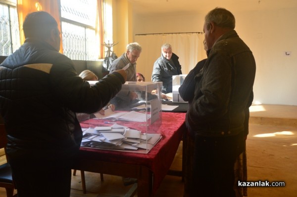 Висока активност в първите часове на изборите за Президент и Референдум