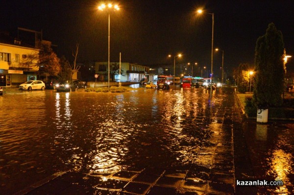 Заради проливния дъжд затвориха улицата до гарата. Автомобили аварираха във водата /видео/