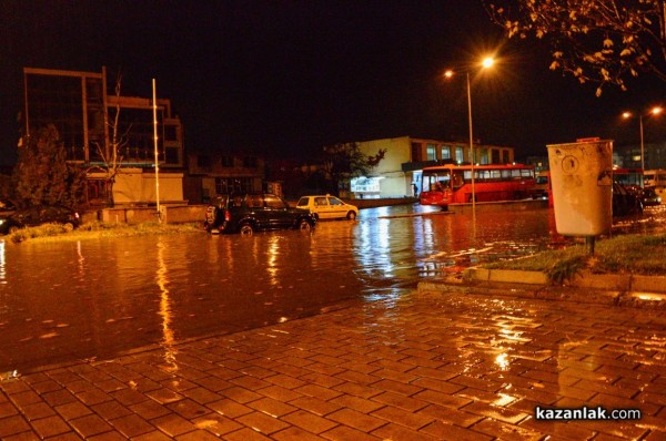 Заради проливния дъжд затвориха улицата до гарата. Автомобили аварираха във водата /видео/