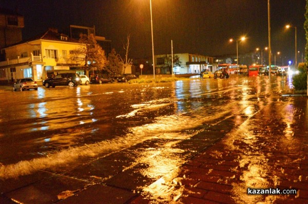 Заради проливния дъжд затвориха улицата до гарата. Автомобили аварираха във водата /видео/