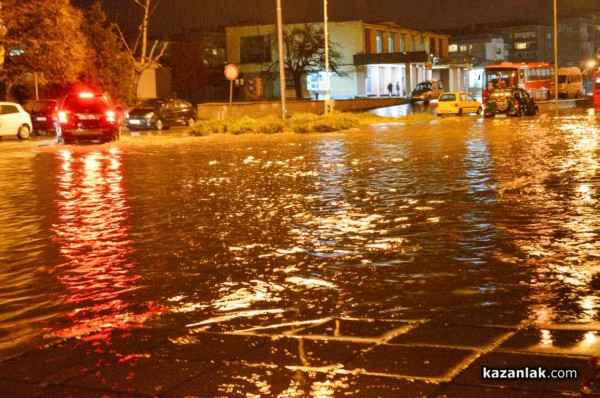 Заради проливния дъжд затвориха улицата до гарата. Автомобили аварираха във водата /видео/