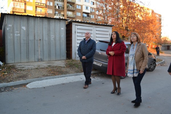 Министър Лиляна Павлова и Кметът Галина Стоянова инспектираха санирането на блокове в Казанлък