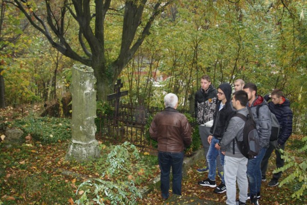  Учениците на ПГЛПТ с учебна практика на терен