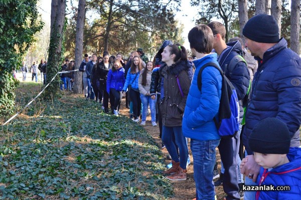  Деца се забавляваха участвайки във военни задачки в казанлъшкото поделение